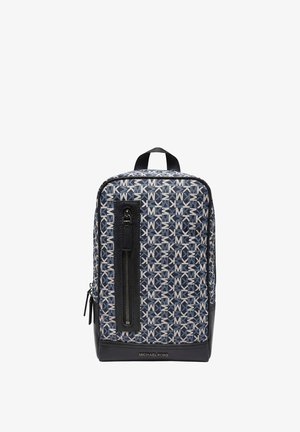 Sac à dos avec motif de logo MK bleu et blanc, poche zippée verticale noire à l'avant, base noire et poignée supérieure.