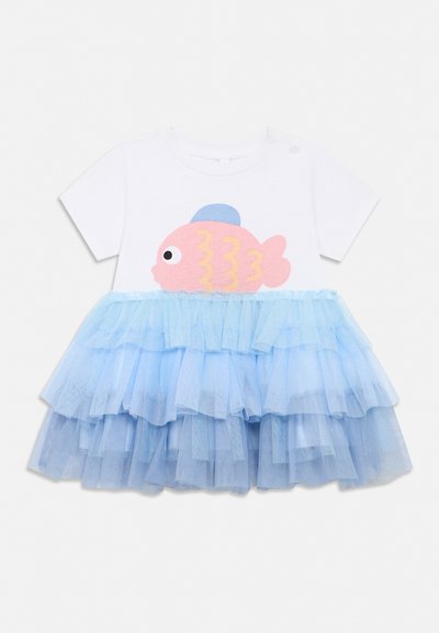 Λευκό φόρεμα με κοντά μανίκια, στρωματοποιημένη φούστα από ανοιχτό μπλε τούλι και ροζ ψάρι με μπλε καπέλο τυπωμένο στο στήθος.