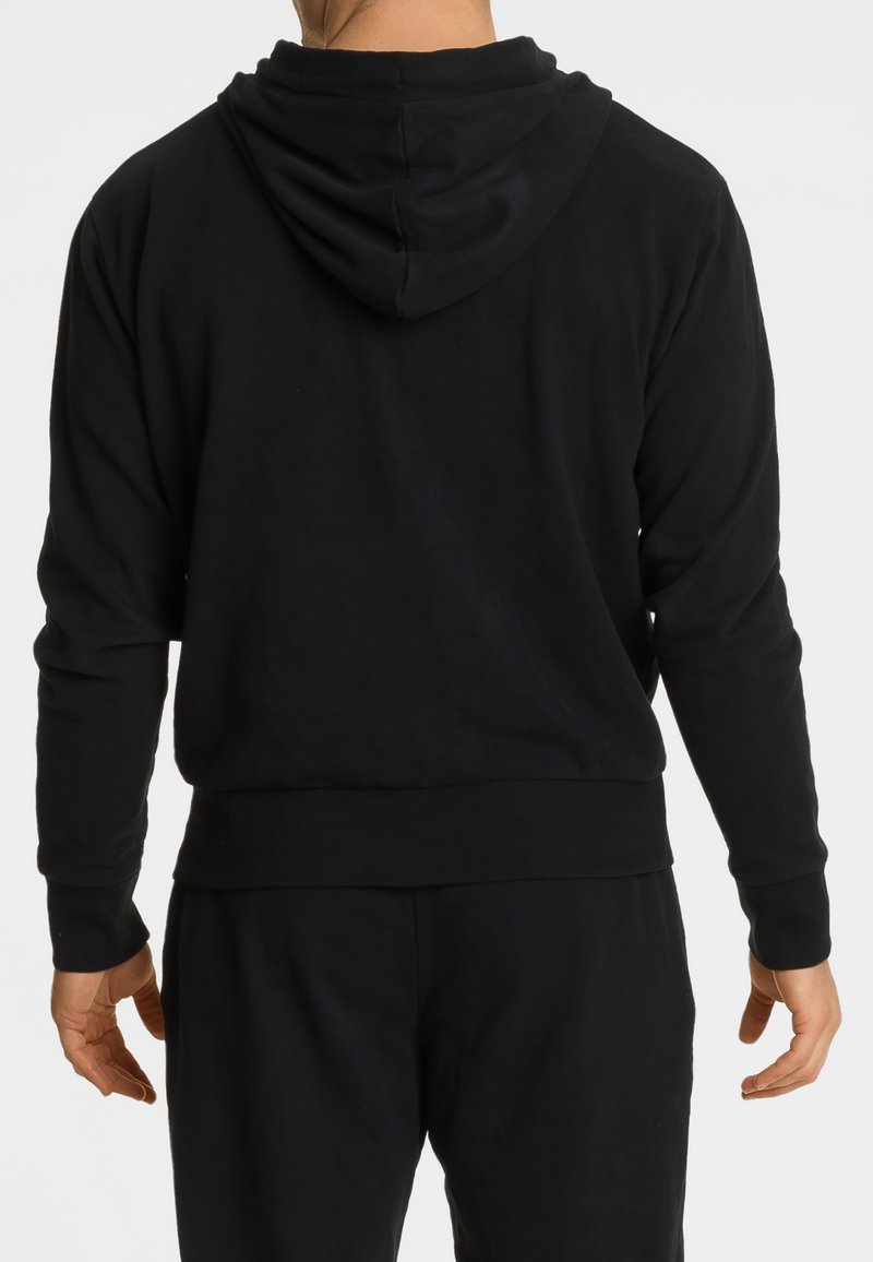 Czarny sweter z kapturem wykonany z miękkiej tkaniny, z kapturem na sznurki, długimi rękawami oraz ściągaczami przy mankietach i dole.