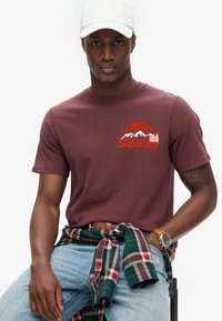 Superdry & Co GREAT OUTDOOR CHEST GRAPHIC - Camiseta estampada - rum raisin brown
