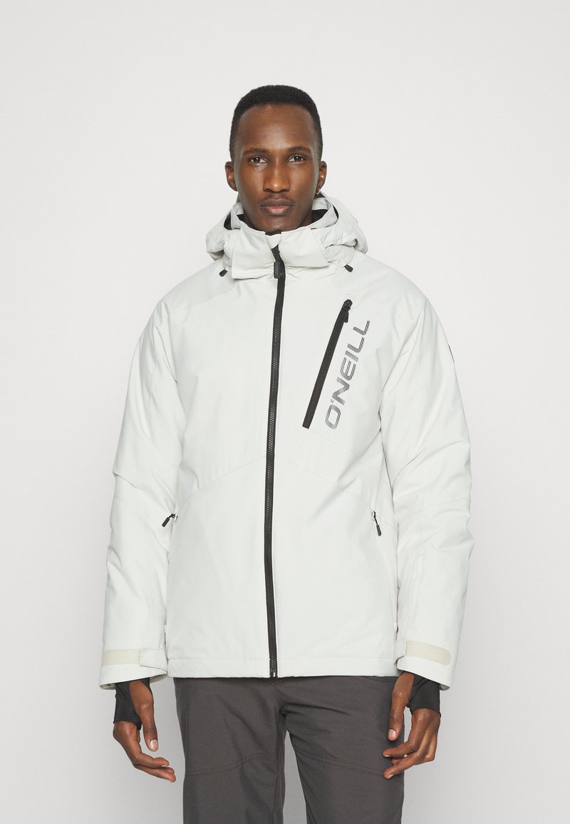 Witte geïsoleerde jas met een hoge kraag, verstelbare capuchon, ritszakken en zwarte accenten. Materiaal lijkt glad met een matte afwerking.