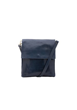 Borsa a tracolla in pelle blu navy con chiusura a pattina, texture liscia, tracolla regolabile e design minimalista. Nessun dettaglio hardware visibile.