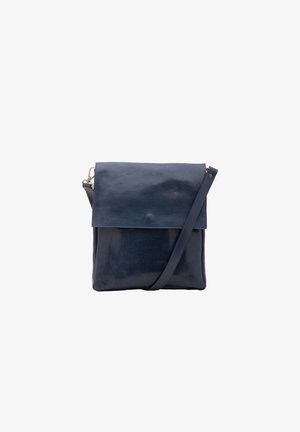 Sac en cuir bleu marine à porter en bandoulière, avec un rabat, texture lisse, bandoulière ajustable et design minimaliste. Aucun détail matériel visible.