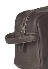 Donkergrijze leren tas met een rechthoekige vorm, zilveren rits en een kort handvat. Heeft een gladde textuur en subtiele stikdetails.