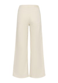 Pantalon large couleur crème avec poches arrière et passants pour ceinture, vu de dos sur fond blanc.