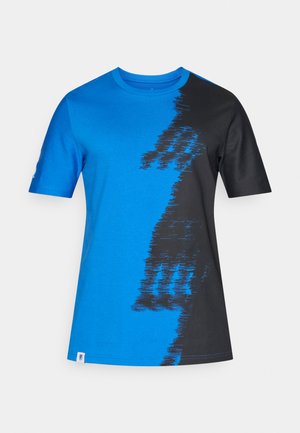 T-shirt de manga curta azul e preto com um padrão gráfico em diferentes tonalidades de azul na frente. Feita de um tecido suave, com decote redondo.