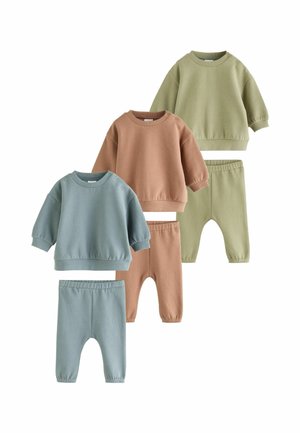 Tre sæt baby- eller småbørns-sweatshirts og bukser i blå, brun og grøn, vist på en hvid baggrund.