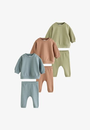 Drei Sets Baby- oder Kleinkindsweatshirts und Hosen in Blau, Braun und Grün, auf weißem Hintergrund dargestellt.