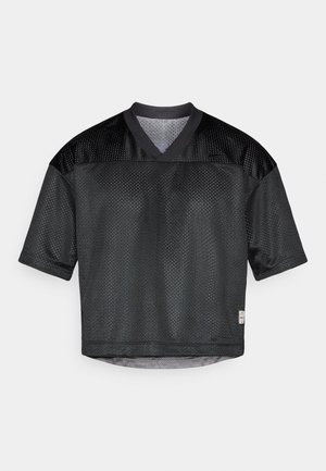 Μαύρο κοντομάνικο πουκάμισο από δίχτυ με V-λαιμόκοψη, διαθέτει αναπνεύσιμο σχέδιο και διακριτική λάμψη, τελειωμένο με ετικέτα στο κάτω αριστερό μέρος.