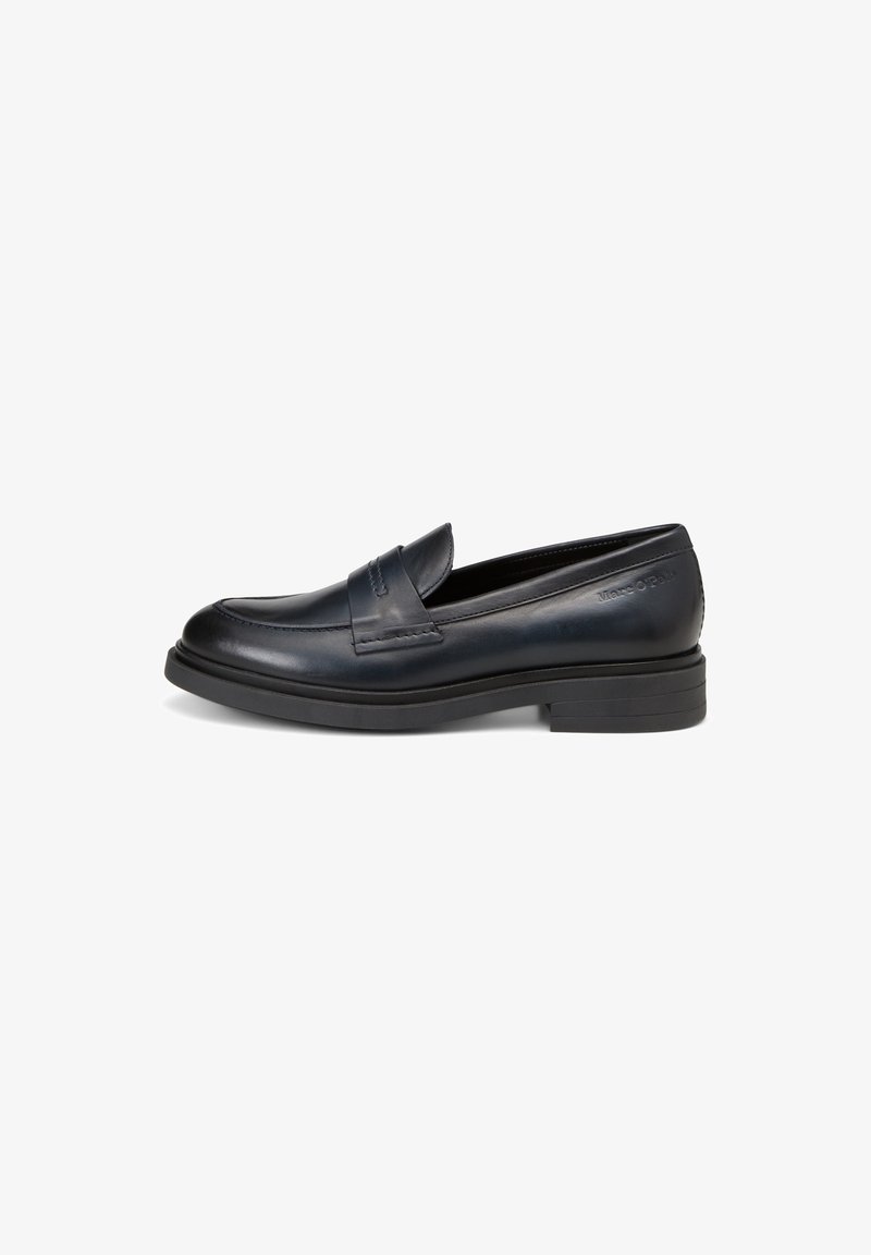 Mocassin en cuir noir avec un petit talon empilé, détail bride penny et nom de marque embossé sur le côté, présenté en vue latérale.