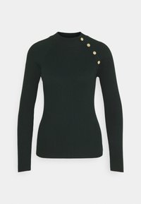 Dunkelgrüner, gerippter Pullover mit langen Ärmeln. Hoher Kragen mit vier goldfarbenen Knöpfen auf der linken Schulter, figurbetontes Design, glatte Textur.