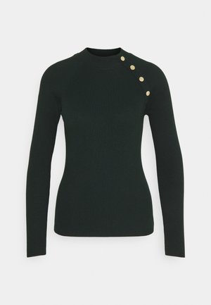 Tmavě zelený žebrovaný svetr s dlouhým rukávem. Vysoký límec se čtyřmi zlatými knoflíky na levém rameni, přiléhavý střih, hladká textura.