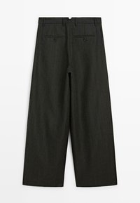 Donkergrijze pinstripe wijde beenbroeken met ceintuurlussen en twee achterzakken met knopen, van achteren weergegeven op een witte achtergrond.
