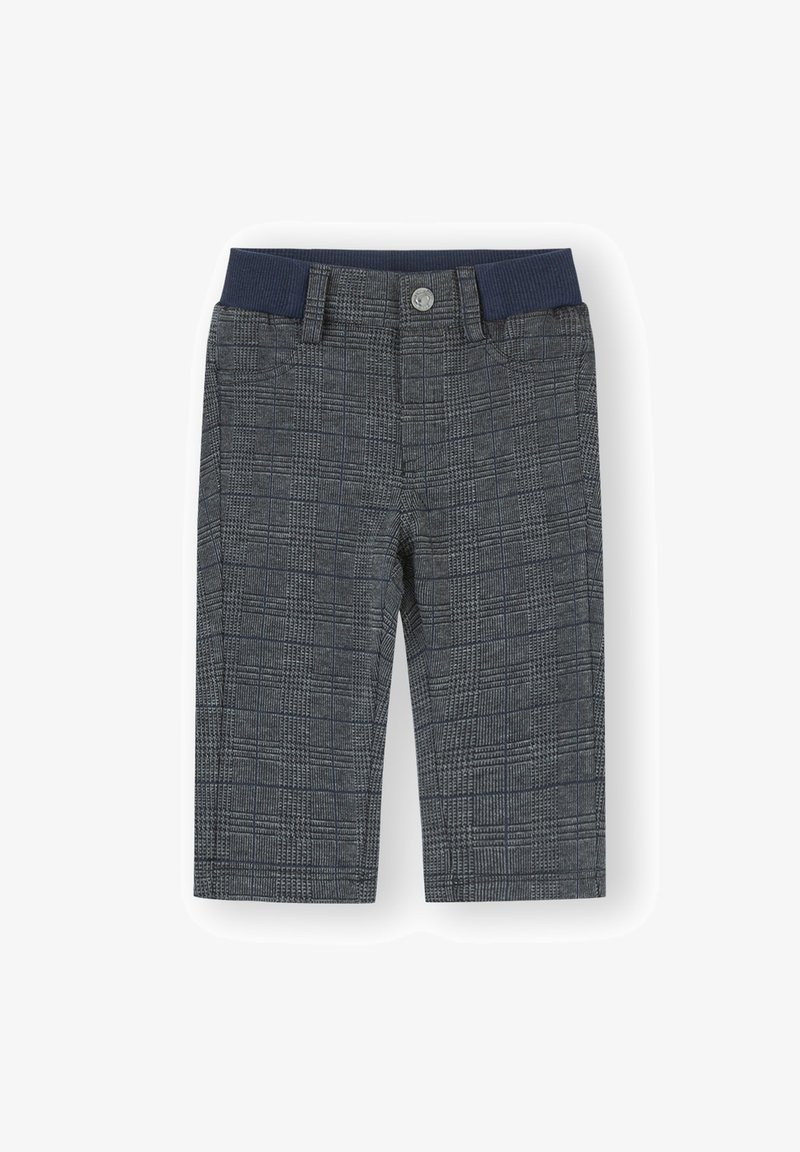 Pantalones de cuadros grises para niños pequeños, con cinturilla elástica azul marina, botón frontal y trabillas para cinturón, exhibidos sobre un fondo blanco.