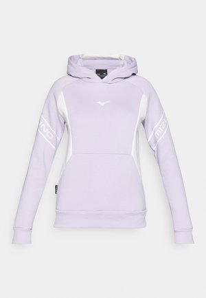 Violetti huppari pehmeästä kankaasta, jossa on valkoisia yksityiskohtia, etutasku ja logo rinnassa sekä hihoissa. Säädettävä huppu.