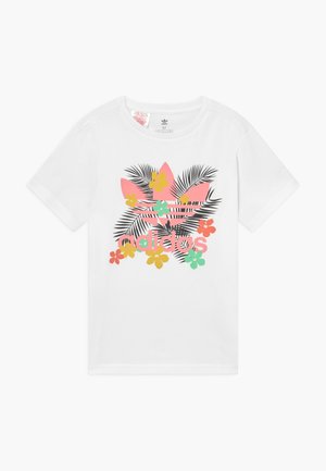 Hvid Adidas t-shirt med stor lyserød trefoil-logo, sorte palmeblade og farverige gule, orange og grønne blomster foran.