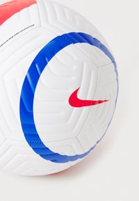 Hvid fodbold med blå og røde buede design, tekstureret overflade, hexagonale paneler og Nike-logo i rødt.