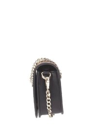 Bolso de mano de cuero negro con correa de cadena dorada, mostrado de lado, destacando el accesorio de cadena y la textura suave.