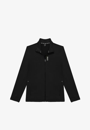 Czarna kurtka typu zip-up z wysokim kołnierzem, długimi rękawami i dwiema przednimi kieszeniami na zamek. Materiał ma gładką teksturę; na lewej stronie znajduje się logo.