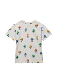 T-shirt à manches courtes en coton blanc avec un motif répété de ballons de basket colorés en orange, bleu, jaune, vert et contours noirs.