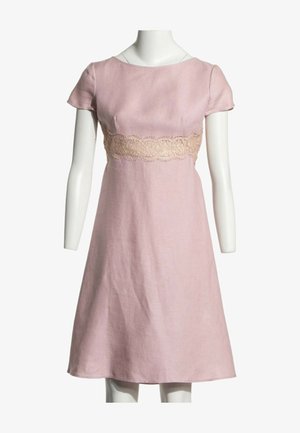 Vestido rosa claro de manga corta con banda de encaje beige alrededor de la cintura, exhibido en un maniquí blanco sobre un fondo blanco.