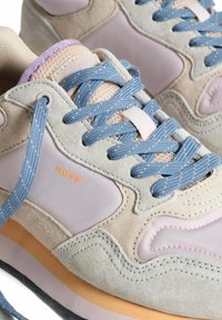Baskets avec une tige en daim beige clair, des accents roses et des lacets texturés bleus. Comprend une languette rembourrée et un logo 'HOFF' en orange.