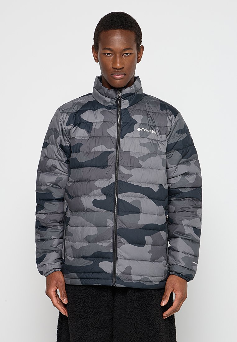 Chaqueta acolchada en un patrón de camuflaje gris, con un cuello alto, cremallera frontal completa y bolsillos laterales. Fabricada con material sintético ligero.