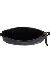 Czarna skórzana kopertówka o gładkiej teksturze, z zapięciem na zamek błyskawiczny i wewnętrzną kieszonką. Posiada cienki pasek do noszenia.