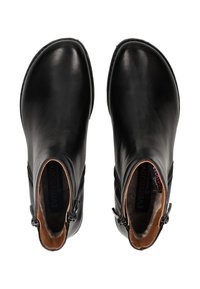 Bottines en cuir noir avec une texture lisse, dotées de fermetures éclair sur les côtés, de pointes rondes et d'une couture le long des bords.