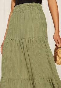 Friends Like These TEXTURED BOHO STYLE MIDI - Falda larga - khaki green