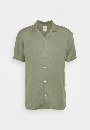 Camisa verde oliva de manga corta con botones y cuello estilo campamento, confeccionada en tejido ligero.