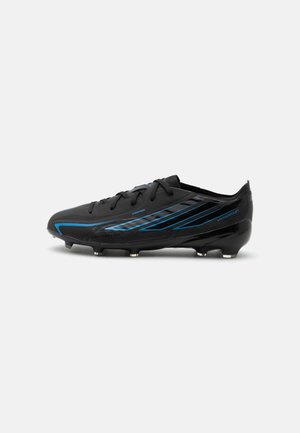 Schwarzer Fußballschuh mit blauen Streifen, Schnürsenkeln und Metallstollen, seitlich auf weißem Hintergrund gezeigt.