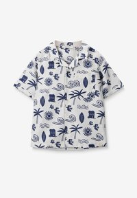 Chemise à manches courtes à boutons en crème clair avec des motifs tropicaux bleus, comprenant des palmiers, des vagues et des soleils ; dispose d'une poche poitrine.