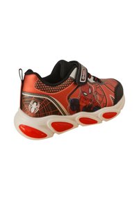Zapatillas rojas y negras con diseño de Spiderman, parte superior de malla, suela blanca con detalles rojos y correa de Velcro. Punta redondeada y cuello acolchado.