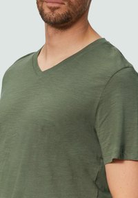 s.Oliver MET V-HALS EN SLUBSTRUCTUUR - T-shirt basic - olivgrün