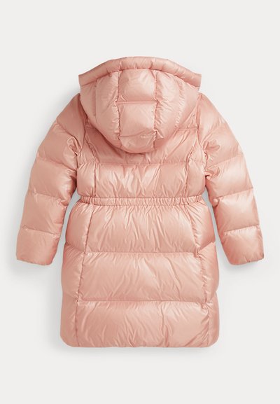 Casaco puffer rosa claro com capuz, apresentando costuras horizontais, cintura elástica e mangas longas. Tecido liso e brilhante.