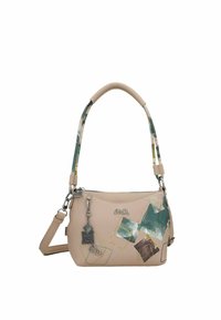 Bolso de mano de cuero beige con patrones abstractos multicolores, asa corta con un agarre texturizado y un charm plateado adjunto. Cierre superior con cremallera.