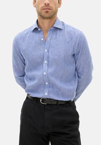 Oscar Jacobson CUT AWAY STRIPE - Overhemd - baltic blue