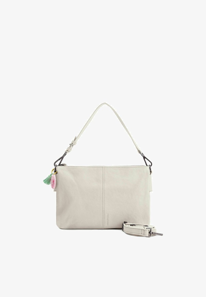 Bolso de mano de cuero gris claro con una correa para el hombro desmontable, cierre de cremallera y llavero decorativo con borlas y acentos coloridos.