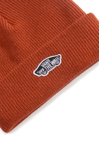Berretto a maglia color ruggine con una texture a coste, con un patch del logo bianco e nero "Off the Wall" di Vans sul risvolto.