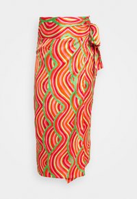 Jupe portefeuille colorée avec des rayures ondulées rouges, orange et vertes, nouée à la taille avec un nœud latéral, style longueur genou.