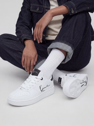 Karl Kani LOGO GS - Treniņu apavi - white black