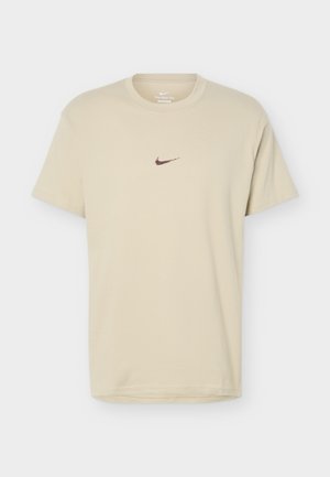Nike Performance, TEE M90 SUMMIT COURT - Camiseta estampada - desert khaki