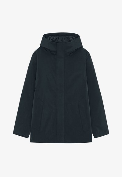 Giacca impermeabile blu navy con colletto alto, zip nascosta e due tasche frontali. Texture liscia, design minimalista e non isolata.