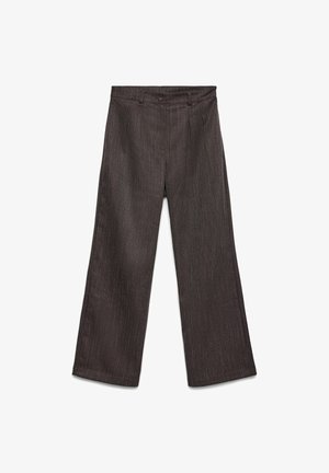 Pantalons évasés en gris foncé avec un motif rayé vertical subtil. Fabriqués en tissu doux, avec un devant plat et une fermeture à bouton.