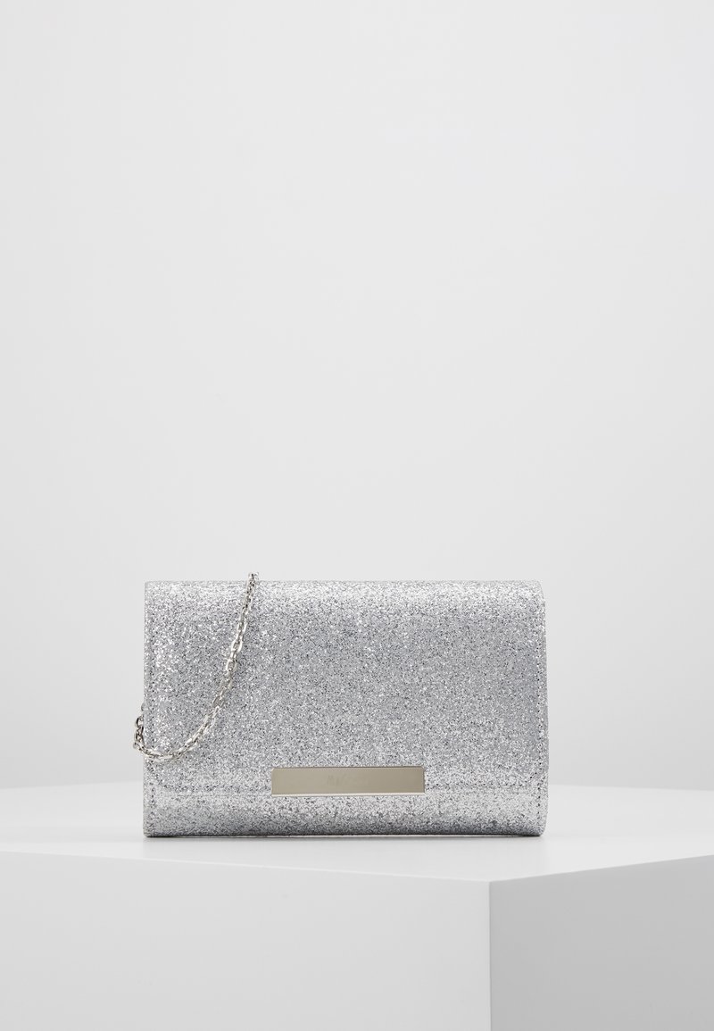 Pochette à paillettes argentées de forme rectangulaire, dotée d'une chaîne en argent et d'une plaque en ton or à l'avant. Texture lisse.