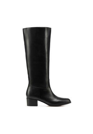 Botte en cuir noire montant jusqu'au genou, avec un bout arrondi, un talon bloc et une texture lisse. Design épuré avec des détails de couture minimaux.