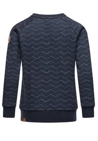 Felpa blu navy con un motivo a zigzag di blu più chiaro, polsini e orlo a coste, e una toppa con logo sulla manica sinistra. Tessuto in pile morbido.