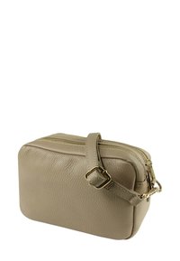 Beige leren crossbodytas met een getextureerd oppervlak, ritssluiting en verstelbare band; voorzien van hardware in goudkleurige afwerking.