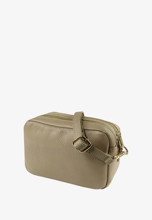 Beige leren crossbodytas met een getextureerd oppervlak, ritssluiting en verstelbare band; voorzien van hardware in goudkleurige afwerking.